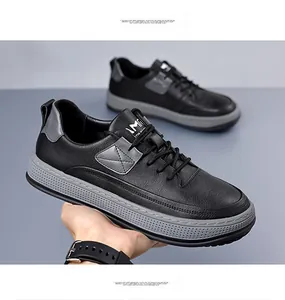 Detailansicht der Herren-Leder-Sneaker mit Narbenlederstruktur und grauen Akzenten am Absatz