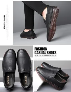 Detail van zwarte loafers van kiezelleder met metalen gesp en antislipzool voor heren