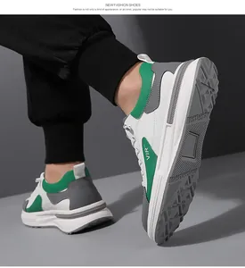 Détail de baskets compensées vert et blanc avec lettrage VIR stylé sur le côté latéral