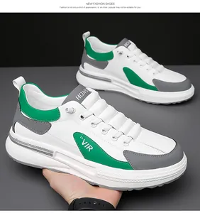 Détail de baskets en cuir blanc avec empiècements verts et gris et semelle épaisse