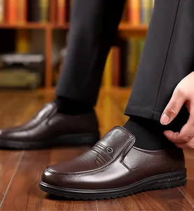 Dettaglio pelle martellata testa di moro e fibbia in metallo sui mocassini da uomo slip-on