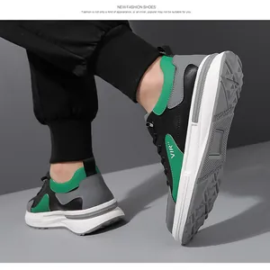 Détail de baskets tendance pour hommes avec touches de vert et semelle épaisse blanche