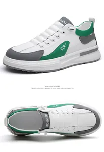 Vue détaillée des baskets à plateforme en cuir blanc avec des accents verts et slip-on