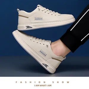 Vue détaillée de la texture du cuir crème et du marquage Y3OPA sur la basket pour hommes