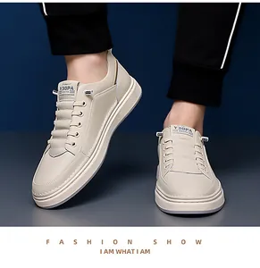 Détails de baskets décontractées en cuir beige pour hommes avec finitions dorées