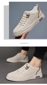 Primer plano de zapatillas beige para hombre con textura de diamante y cinta a rayas
