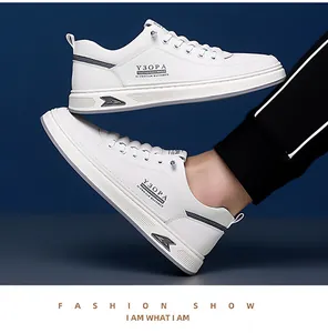 Détail de baskets blanches décontractées montrant le logo Y3OPA et la semelle souple