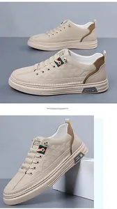 Detalle de zapatillas beige con textura de diamantes y cinta decorativa en el lateral