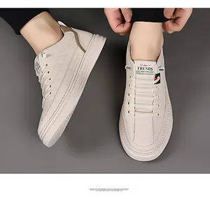 Detalle de mocasines beige mostrando patrones de rombos grabados y cuero sintético