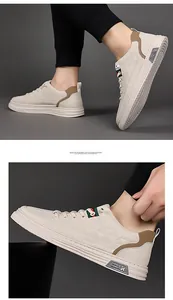 Detalle de zapatillas de cuero crema con patrones geométricos y ribete marrón atrás