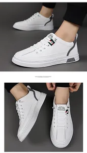 Detalle de zapatillas blancas informales con relieve de rombos y rayas rojas y verdes