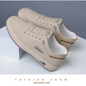 Détail de la basket de loisirs en cuir beige montrant la texture et le marquage latéral