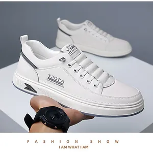 Vue détaillée de baskets blanches pour hommes en similicuir avec marquage latéral élégant