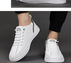 Primer plano detallado de zapatillas blancas con diseño acolchado y suela antideslizante