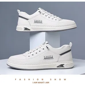 Détail de baskets blanches minimalistes avec logos latéraux et design de semelle empilée