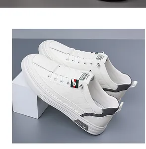 Vista detallada de zapatillas blancas con textura acolchada y franjas rojas y verdes