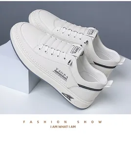 Vue détaillée de la texture du cuir synthétique blanc et lettrage Y30PA sur les baskets