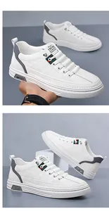 Detalle de las zapatillas blancas con textura de diamante y rayas verdes y rojas