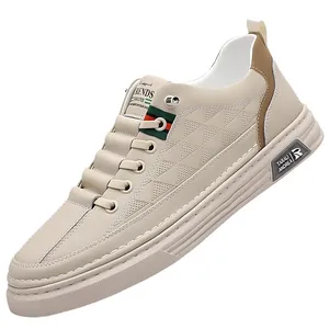 Baskets décontractées beiges pour hommes avec texture gaufrée et bande tricolore