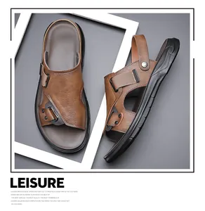 Detail von braunen Herren-Ledersandalen mit Kreuzgurten und Metallschnallen auf weißem Ständer