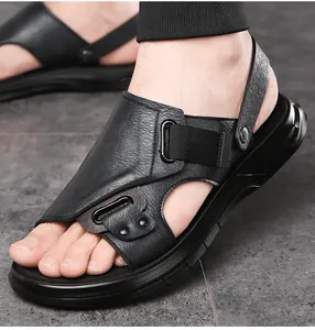 Nahaufnahme der Herren-Sandalen aus schwarzem Leder mit rutschfester Sohle und Schnalle