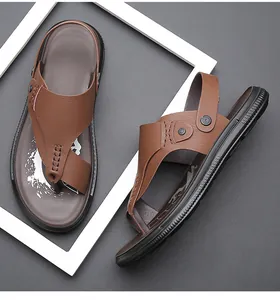 Dettagli dei sandali da uomo in pelle marrone con suola antiscivolo e design versatile