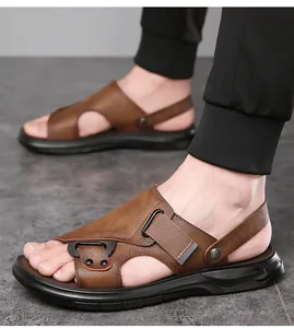 Detail von dunkelbraunen Ledersandalen mit verstellbaren Schnallen und rutschfester Sohle