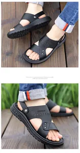 Détail de sandales en cuir noir avec gaufrage mode et semelle épaisse antidérapante