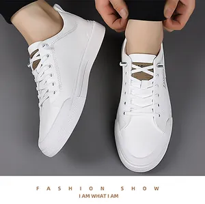 Bovenaanzicht van witte leren herensneakers met bruin detail en dikke rubberen zool