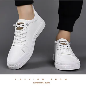 Detail van witte leren sneaker met bruin fashionlabel op de tong voor herenmode