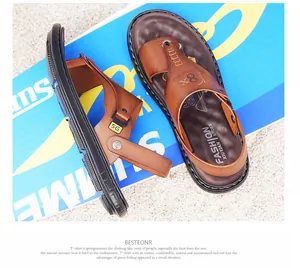 Detail van bruine leren herensandalen met verstelbare band en antislip rubberen zool
