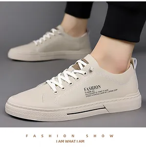 Detailweergave van beige herensneakers met modetekst en antislip rubberen zool in de studio