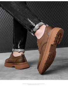 Vista laterale di scarpe derby da uomo in pelle marrone scuro con suole spesse in gomma