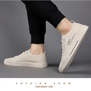 Detailopname van beige herensneaker aan de voet met imitatieleer textuur en dikke zool