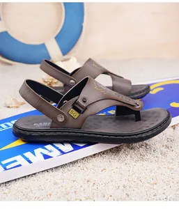 Detail van bruine herensandalen met dikke antislipzool en tweeweg-riemontwerp voor buiten