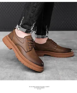 Dettaglio scarpe Derby in pelle marrone vintage con suola spessa e finitura lucida