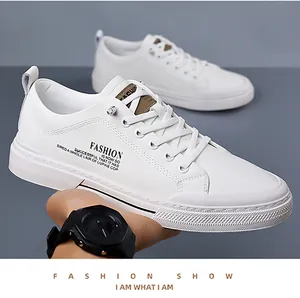 Detail van witte vrijetijdssneakers voor heren met zwarte tekstprint en zachte zool