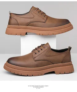Dettaglio macro della pelle marrone vintage e suola spessa in gomma su scarpe eleganti uomo
