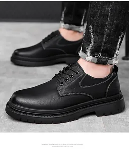 Dettaglio di scarpe derby in pelle nera con cuciture bianche a contrasto e suole in gomma spessa