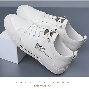 Detailweergave van witte heren sneaker met bruine accenten en tekst op de zijkant
