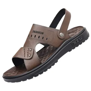 Sandales bicolores homme en cuir marron avec détails de rivets et semelle épaisse