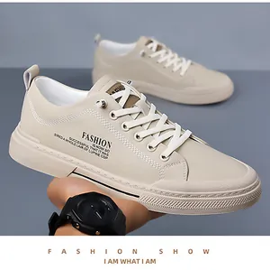 Detailopname van beige leren sneakers met laag vetersysteem en dikke rubberen zolen voor heren