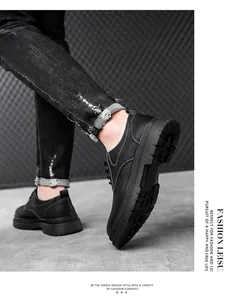Dettaglio di scarpa casual in pelle nera con suola spessa in gomma e battistrada antiscivolo
