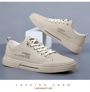 Detailopname van casual instapsneakers voor heren met geprinte tekst en zachte rubberen zool
