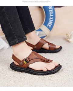 Detail van bruine leren herensandalen met verstelbare hielband en dikke antislipzool