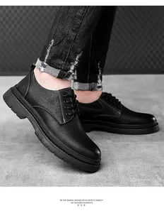 Dettaglio di scarpe da uomo in pelle con cuciture bianche e suola in gomma spessa