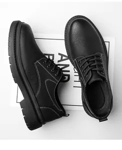 Dettaglio delle scarpe derby in pelle nera con cuciture a contrasto e suole spesse in gomma