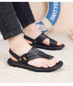 Detailopname van zwarte herensandalen met draaibare hielband en zachte comfortabele zool