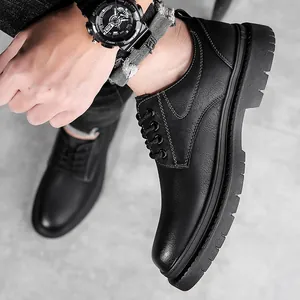 Scarpe derby da uomo in pelle nera con cuciture bianche e suola spessa in gomma antiscivolo