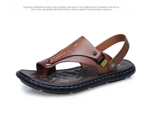 Detail van bruine leren heren slippers met gele 5G-accenten en antislip rubberen zool